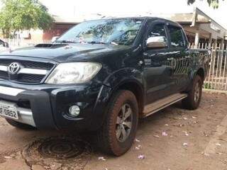 Toyota Hilux recuperada após troca de tiros entre policiais e bandidos (Foto: Osvaldo Duarte/Dourados News)
