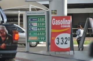 Devido ao grande estoque e a concorrência, em alguns postos é possível achar gasolina mais barata (Foto: Marcelo Calazans).