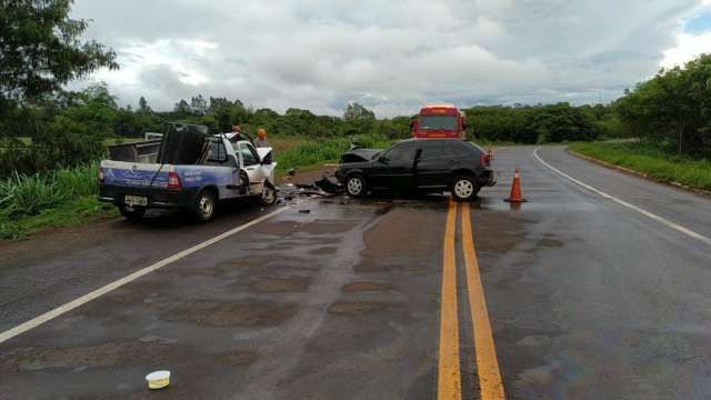 Carros batem de frente em anel vi&aacute;rio e sete pessoas ficam feridas