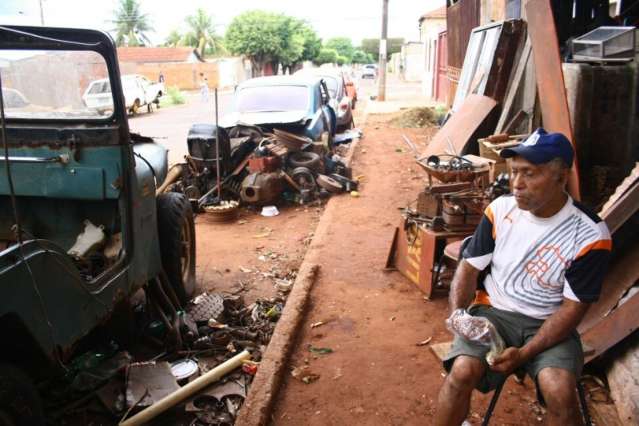 Morador se revolta com focos de dengue em rua cheia de carros velhos