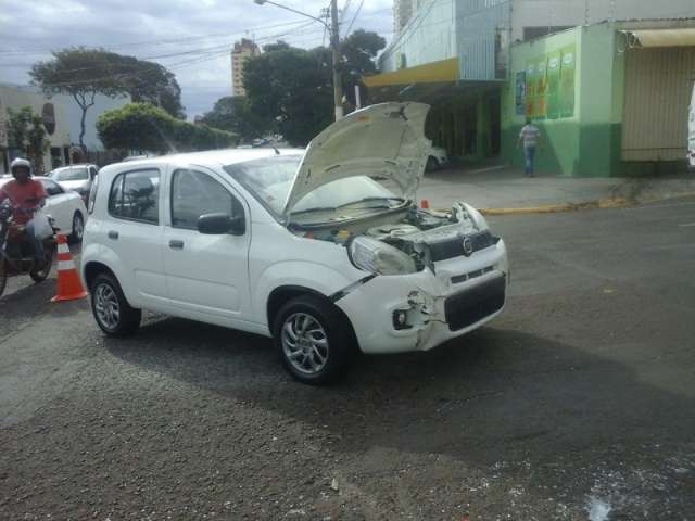 Motorista n&atilde;o v&ecirc; sinal de pare e causa acidente na regi&atilde;o central 