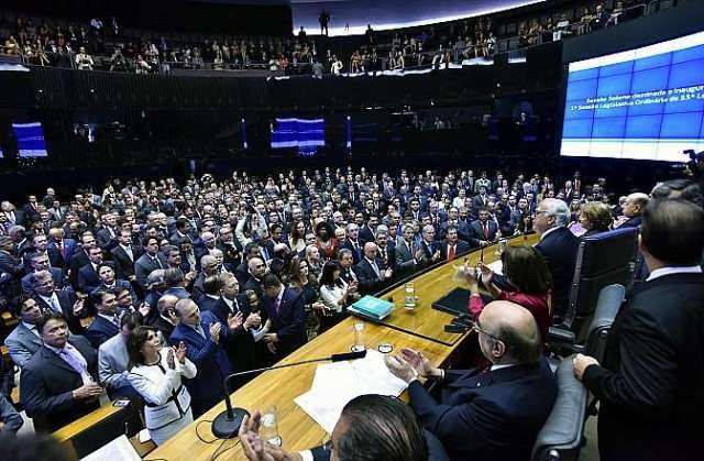 Deputados elegem presidente e mesa diretora da C&acirc;mara no final da tarde