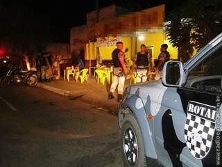 Policiais fiscalizam estabelecimento comercial na cidade. (Foto:Divulgação)