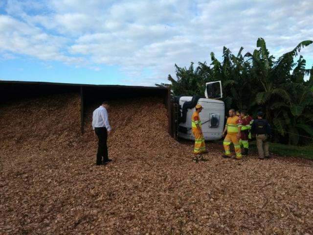 Motorista de 57 anos morre ap&oacute;s caminh&atilde;o tombar em rotat&oacute;ria