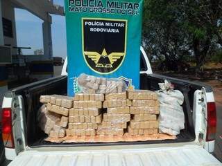 Polícia apreende droga escondida em camionete. (Foto: Divulgação/PRF)
