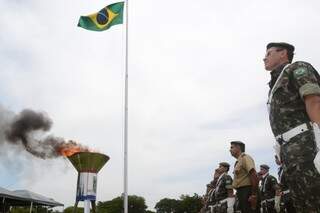 Durante cerimônia no CMO,a Bandeira Nacional foi hasteada e outras incineradas. (Fotos:Minamar Júnior)