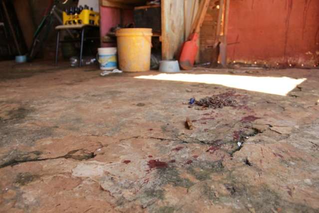 Pedreiro de 55 anos &eacute; baleado com quatro tiros dentro de sua casa 