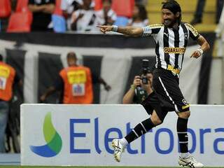 Loco Abreu comemora um dos gols que classificou o Botafogo para a final do Carioca (Foto: Bruno de Lima)
