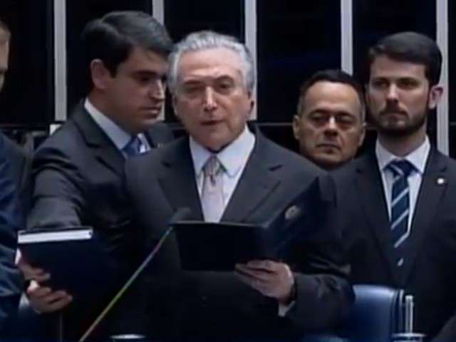Em cerim&ocirc;nia r&aacute;pida e sem discurso, Temer assume presid&ecirc;ncia do Brasil