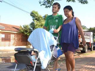 Márcio Antônio, de 28 anos, com o primeiro filho ainda no carrinho, de apenas 4 meses de idade. (Fotos: Minamar Júnior)