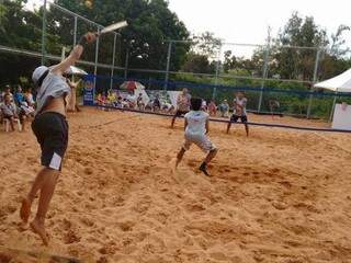 Um dos jogos da edição do campeonato escolar deste ano (Foto: Reprodução/ Liga de Beach Tennis)