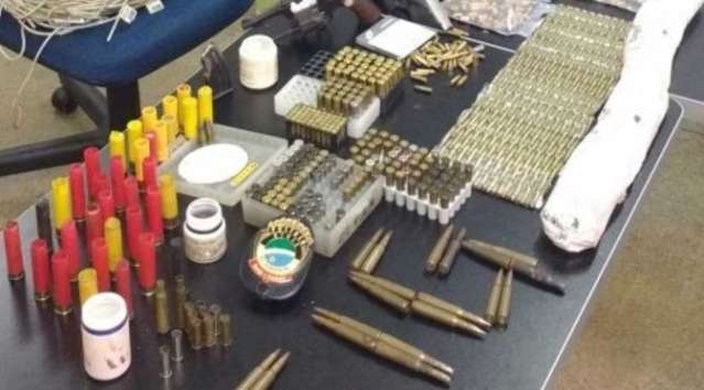 Pol&iacute;cia apreende dinamite, 700 muni&ccedil;&otilde;es e fuzil em opera&ccedil;&atilde;o