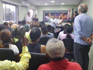&Iacute;ndios interditam rodovia e pedem abertura de sala de aula em aldeia 