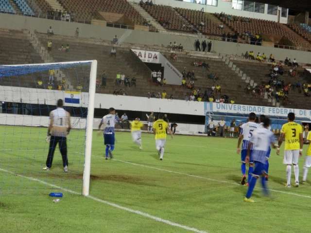 Em mais uma partida sem torcida, s&oacute; 66 pagam para ver jogo no Moren&atilde;o