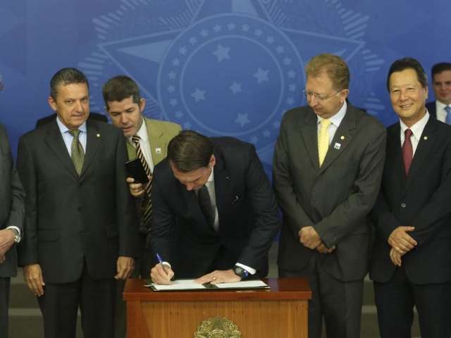 Presidente Jair Bolsonaro decreta o fim do hor&aacute;rio de ver&atilde;o
