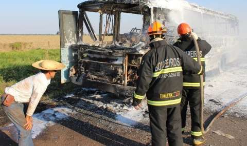 Ônibus pega fogo na rodovia MS-134 e fica completamente destruído