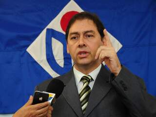 Candidato do PP à Prefeitura de Campo Grande, Alcides Bernal, concede entrevista na sede do partido. (Foto: Rodrigo Pazinato)