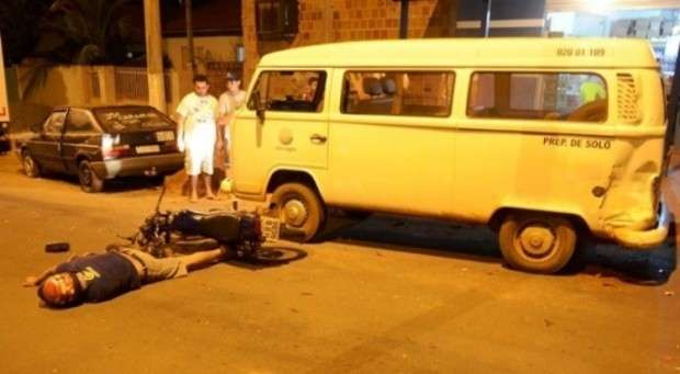 Motociclista fica gravemente ferido ap&oacute;s bater em ve&iacute;culo estacionado