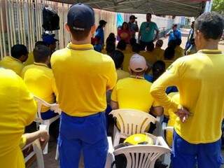 Servidores durante assembleia realizada em frente a sede da estatal em Campo Grande. (Foto: Divulgação) 