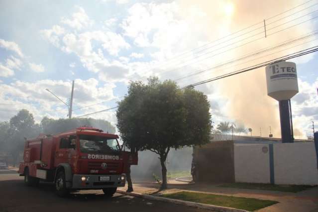 Inc&ecirc;ndio destruiu marcenaria no bairro Coronel Antonino e o dono sumiu