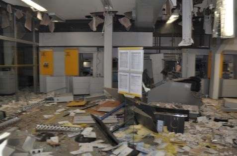 Bandidos explodem caixas eletrônicos; é o 3º caso em um mês