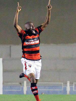  Atl&eacute;tico-GO vence Palmeiras por 2 a 1 no Est&aacute;dio Serra Dourada 