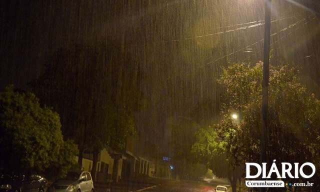Em tr&ecirc;s horas, Corumb&aacute; registra mais de 90 mm de chuva