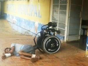 Homem ca&iacute;do em frente a hospital, n&atilde;o estava &quot;abandonado&quot;, diz secret&aacute;ria