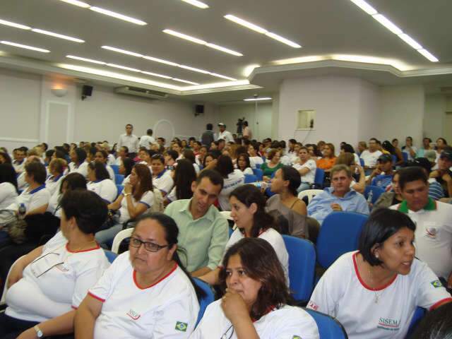  Agentes comunit&aacute;rios de 18 cidades debatem piso salarial na Capital