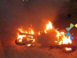 Homem &eacute; agredido e motocicleta incendiada ap&oacute;s briga de bar
