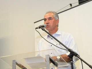 Governador Reinaldo Azambuja (PSDB) durante evento na sede do Detran (Foto: Marina Pacheco)