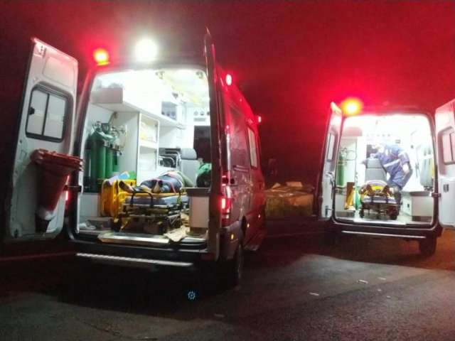 &Ocirc;nibus cai em ribanceira, capota e 24 pessoas ficam feridas na BR-463 