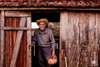 Cuidar das galinhas e da colheita ainda faz parte da rotina de Benjamin, aos 83 anos (Foto: Gabriel Rezende)