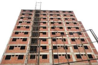 Nem a altura do prédio em construção é obstáculo para os vândalos (Foto: Luciano Muta)
