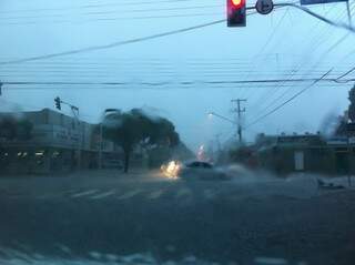 Motoristas com atenção redobrada na chuva. Foto: Luciana Brazil
