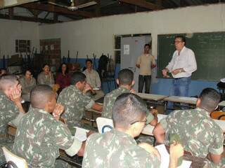 Militares recebendo instruções para a ação no bairro São Conrado (Foto: Simão Nogueira)