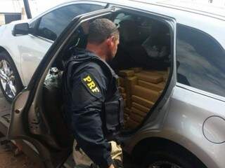 Tabletes de maconha em carro roubado apreendido pela PRF (Foto: Assessoria/ PRF)