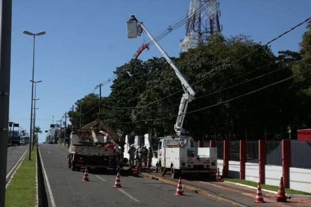 Trecho da Zahran &eacute; interditado para troca de poste 