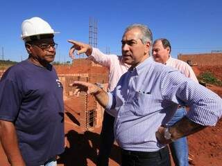 Governador Reinaldo Azambuja durante visita a obras em Costa Rica (Foto: Divulgação/Governo de MS)