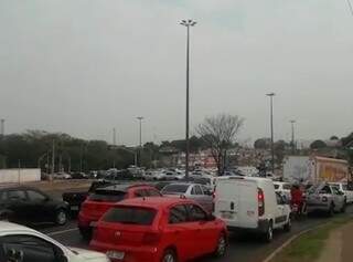A rotatória, na saída para São Paulo, ficou com trânsito lento. (Foto: Direto das Ruas)