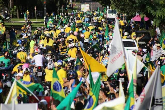 Manifesta&ccedil;&atilde;o chega ao viaduto e j&aacute; ocupa 14 quadras de avenida