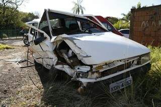 O carro conduzido pelo vigia Antônio Vieira da Silva ficou com a lateral da frente totalmente destruída. (Foto: Gerson Walber)