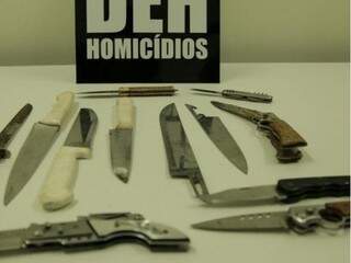 Na época que os suspeitos foram presos pela polícia, várias espécies de facas foram encontradas no terreiro (Foto: arquivo/Campo Grande News)