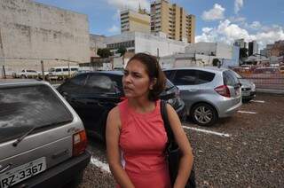 Elise considera o serviço caro, mas diz que não há como parar pelas ruas do Centro (Foto: Marcelo Calazans)