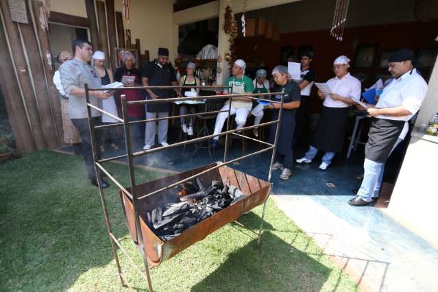 Churrasco &quot;gourmet&quot; tem cortes menores e preparo diferente dos temperos