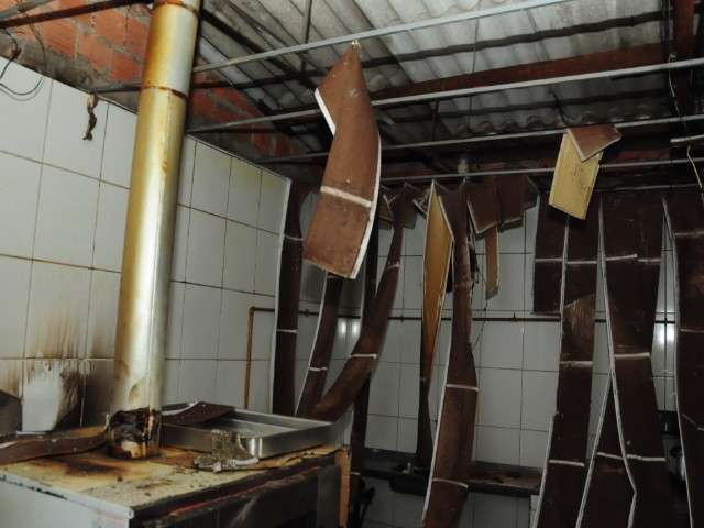 Inc&ecirc;ndio destr&oacute;i cozinha de padaria no Nova Bahia