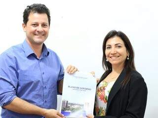 Renato Câmara e Zélia Nolasco entregaram plano de governo ontem (Foto: Divulgação)