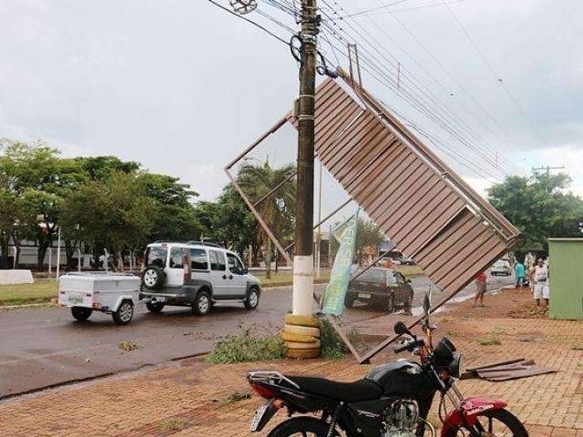 Temporal atinge cidade e for&ccedil;a do vento arranca port&atilde;o de resid&ecirc;ncia 
