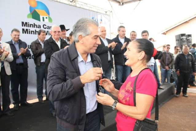 Governo entrega 152 casas e beneficia 600 pessoas
