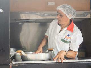 Ela deixa a carne fresca separada na panela para fazer  (Foto: Marina Pacheco)